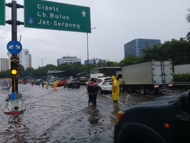 Diguyur Hujan Lebat, Jalan Raya di Jakarta Berubah Jadi Sungai Diguyur Hujan Lebat, Jalan Raya di Jakarta Berubah Jadi Sungai
