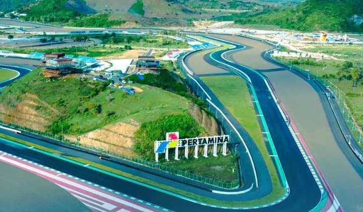 Jokowi Keluhkan Ribetnya Proses Perizinan MotoGP Mandalika Jokowi Keluhkan Ribetnya Proses Perizinan MotoGP Mandalika