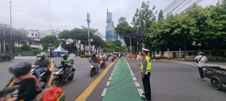 Polisi Kini 'Dipersenjatai' Ponsel untuk Tilang Pelanggar Lalu Lintas Polisi Kini 'Dipersenjatai' Ponsel untuk Tilang Pelanggar Lalu Lintas