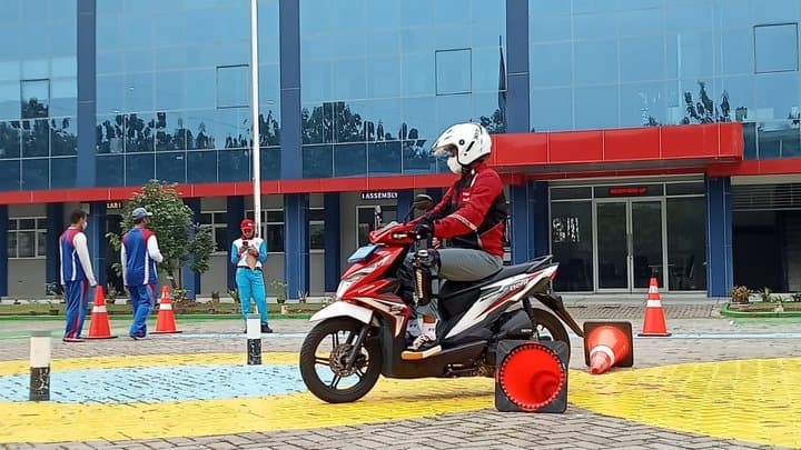 Safety Riding Michelin untuk Cewek, Biar Gak Sein Kiri Belok Kanan! Safety Riding Michelin untuk Cewek, Biar Gak Sein Kiri Belok Kanan!