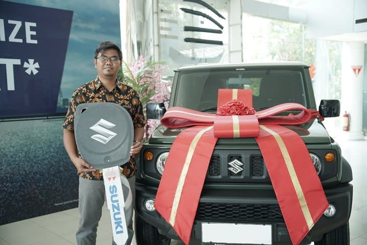 Serah Terima Jimny untuk Pemenang Test Drive Mobil Suzuki Serah Terima Jimny untuk Pemenang Test Drive Mobil Suzuki