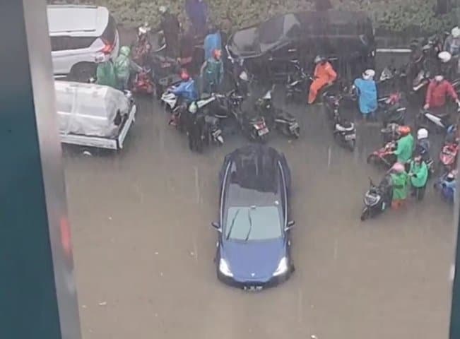 Tesla Terendam Banjir Jakarta: Ponsel Kecebur Direndam Beras, Kalau Mobil? Tesla Terendam Banjir Jakarta: Ponsel Kecebur Direndam Beras, Kalau Mobil?