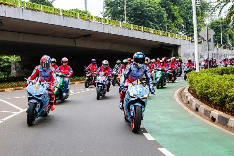 Tim MotoGP yang Paling Indonesia Diajak Federal Oil Keliling Jakarta
