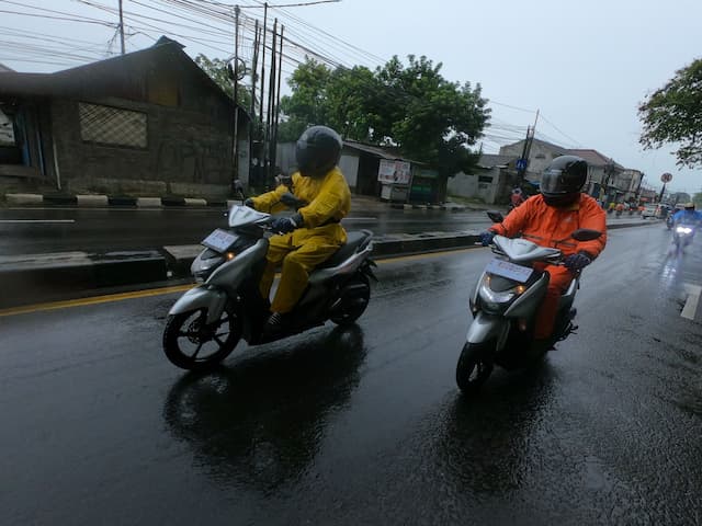 Cara Berkendara Motor Saat Hujan Agar Tidak Terpeleset