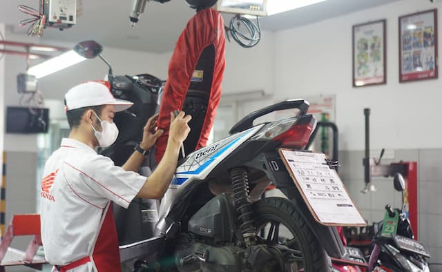 Servis Motor di Bengkel Resmi Honda Cuma Rp75 Ribuan!