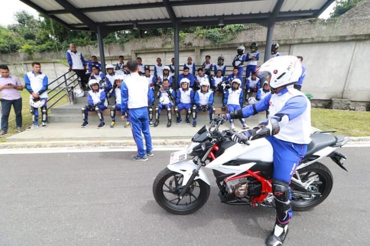 Berhenti dari Motor Manual Ternyata Wajib Pakai Kaki Kiri Duluan Berhenti dari Motor Manual Ternyata Wajib Pakai Kaki Kiri Duluan