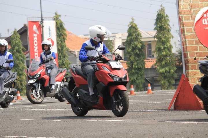 Jurus 4T Agar Aman Saat Berkendara Motor Melintasi Persimpangan Jurus 4T Agar Aman Saat Berkendara Motor Melintasi Persimpangan