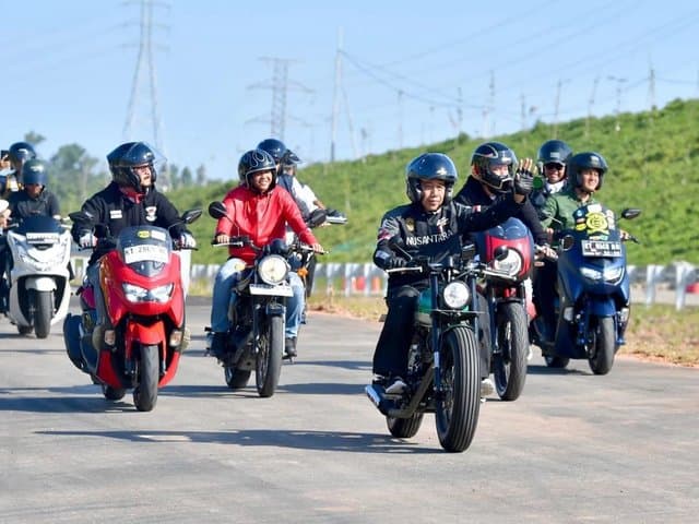 Jokowi Jajal Jalan IKN Pakai Motor Kawasaki W175 Buatan Katros Garage Jokowi Jajal Jalan IKN Pakai Motor Kawasaki W175 Buatan Katros Garage
