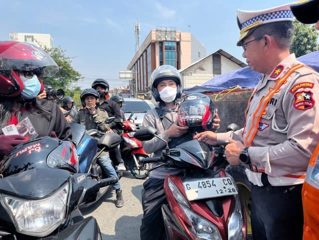 Pelanggaran Lalu Lintas Terbanyak: Gak Pakai Helm dan Langgar Rambu Pelanggaran Lalu Lintas Terbanyak: Gak Pakai Helm dan Langgar Rambu