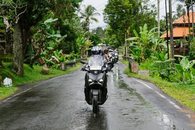 Tips Riding saat Hujan, Bikers Wajib Paham!