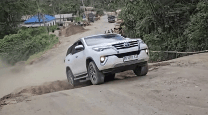 Arogan di Jalan, Viral Fortuner dan Pajero Sport Malu Gak Kuat Nanjak! Arogan di Jalan, Viral Fortuner dan Pajero Sport Malu Gak Kuat Nanjak!