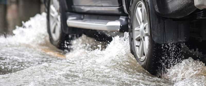 Cara Melibas Banjir untuk Mobil Matik dan Manual