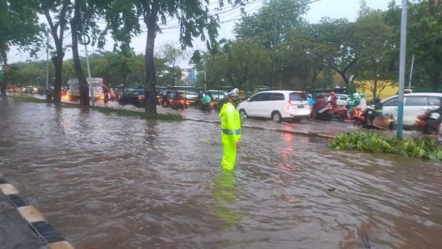 Daftar 17 Ruas Jalan Terendam Banjir di Jakarta