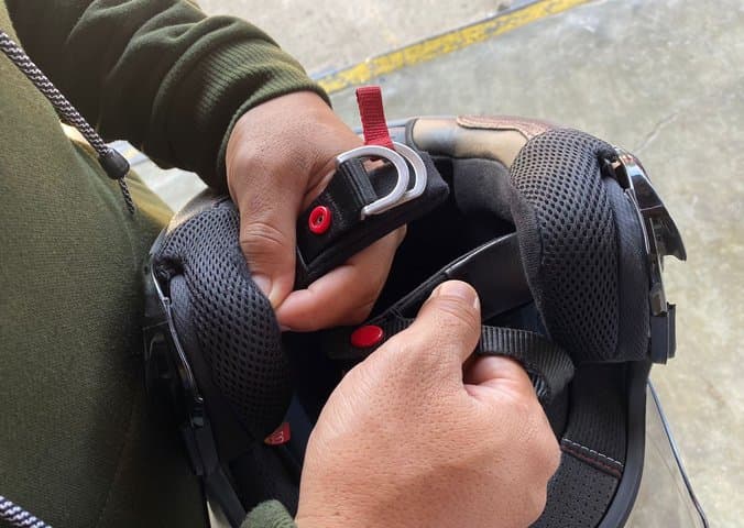 Kenali Jenis Tali Pengunci Helm, Mana yang Paling Aman? Kenali Jenis Tali Pengunci Helm, Mana yang Paling Aman?