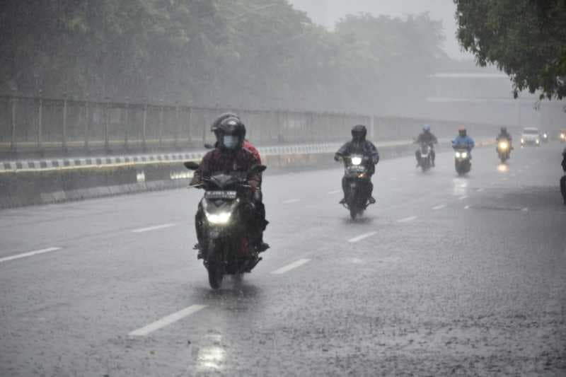 Bikers Harap Waspada Hadapi Cuaca Ekstrem Minggu Ini