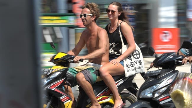 Marak Bule Telanjang Dada Tanpa Helm Naik Motor di Bali, Gimana Aturannya? Marak Bule Telanjang Dada Tanpa Helm Naik Motor di Bali, Gimana Aturannya?