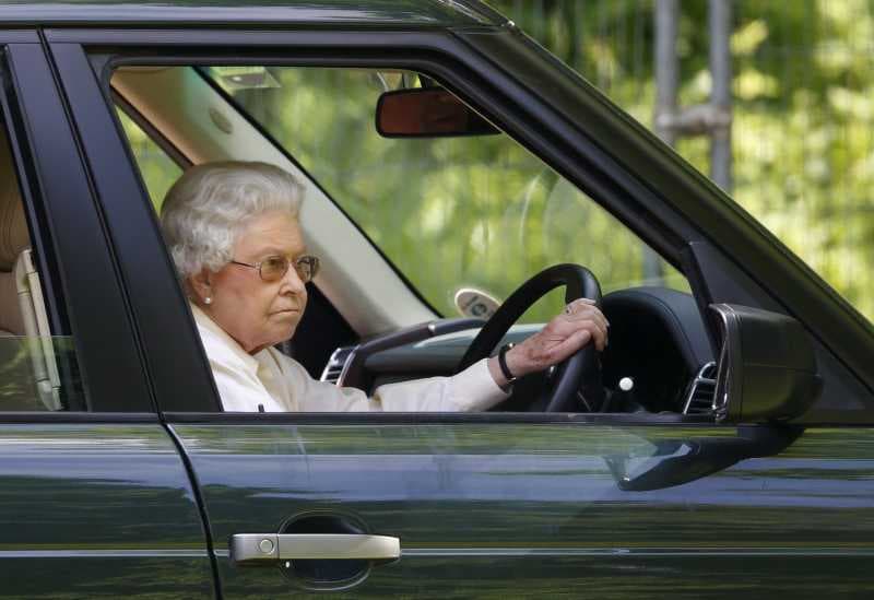 Ratu Elizabeth II, Satu-satunya Orang Inggris yang Boleh Gak Punya SIM