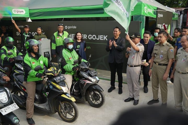 Gojek dan Pemprov DKI Bikin Naik KRL, Transjakarta dan GoRide jadi Gampang Gojek dan Pemprov DKI Bikin Naik KRL, Transjakarta dan GoRide jadi Gampang