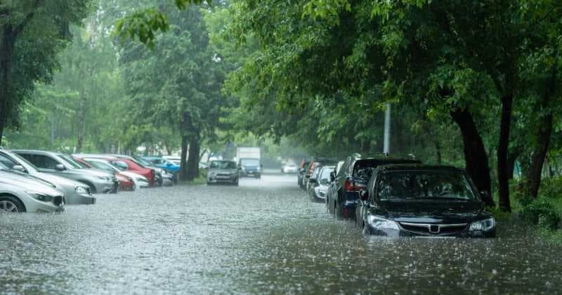 Cara Menangani Mobil Mogok Karena Banjir