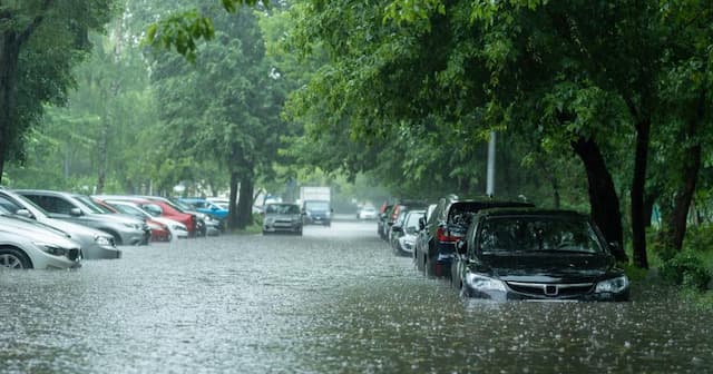 Cara Menangani Mobil Mogok Karena Banjir