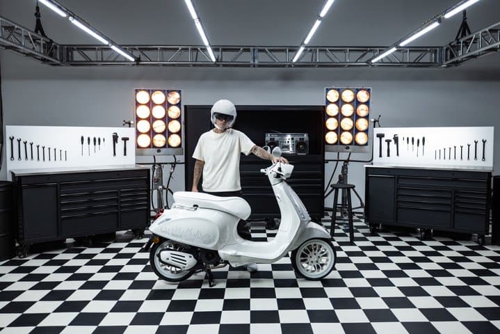 Vespa Hasil <i>Collab</i> Justin Bieber Dijual di Indonesia, Cuma Rp73 Juta Vespa Hasil <i>Collab</i> Justin Bieber Dijual di Indonesia, Cuma Rp73 Juta