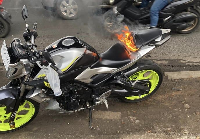 Rider Yamaha MT-25 Rasakan Pantat Terbakar, Ternyata Ada Api di Jok Rider Yamaha MT-25 Rasakan Pantat Terbakar, Ternyata Ada Api di Jok