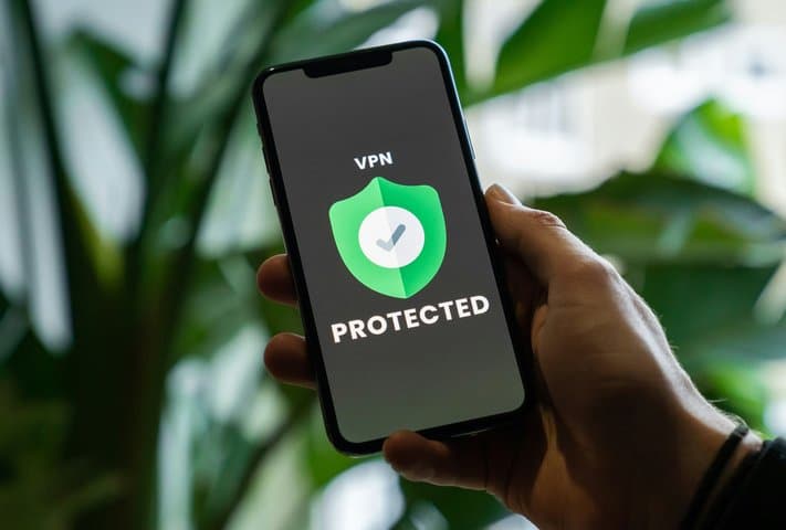 Manfaat dan Risiko Penggunaan VPN Manfaat dan Risiko Penggunaan VPN