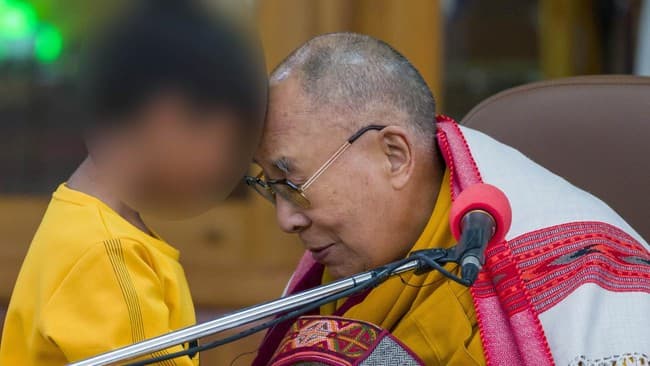 Heboh Dalai Lama Minta Bocah Isap Lidahnya, Internet Geram Heboh Dalai Lama Minta Bocah Isap Lidahnya, Internet Geram