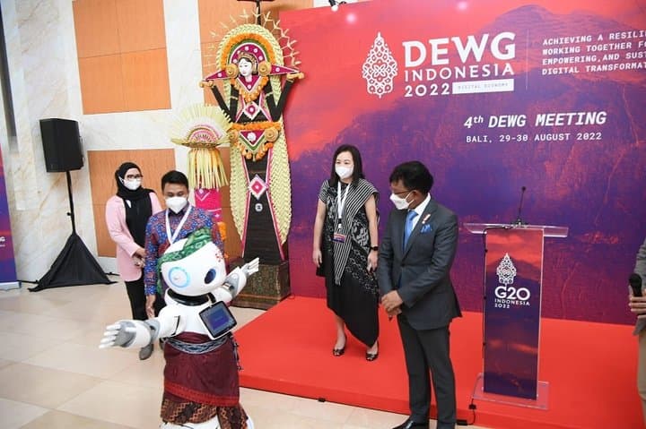 Canggihnya Robot UU Telkomsel yang Sapa Delegasi G20 Canggihnya Robot UU Telkomsel yang Sapa Delegasi G20