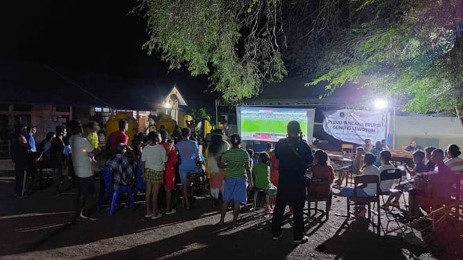 Jaringan Pulih, Pengungsi Erupsi Gunung Lewotobi Nobar Timnas Jaringan Pulih, Pengungsi Erupsi Gunung Lewotobi Nobar Timnas