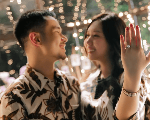 ‘Ratu TikTok’ Sisca Kohl Dilamar Jess No Limit! ‘Ratu TikTok’ Sisca Kohl Dilamar Jess No Limit!