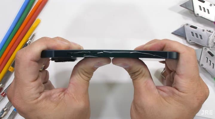Dibakar Sampai Dibengkokkan, iPhone 14 Tetap Nyala! Dibakar Sampai Dibengkokkan, iPhone 14 Tetap Nyala!