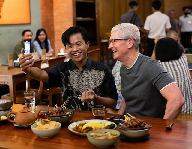 Tim Cook Tiba di Jakarta, Langsung Pamer Makan Sate Ayam