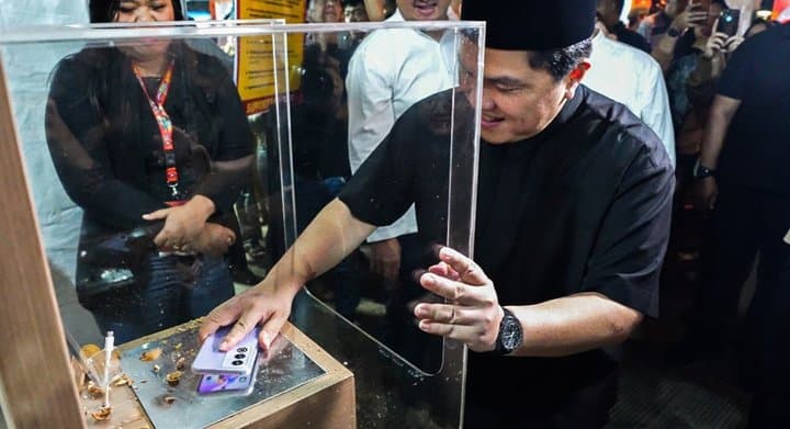 Erick Thohir Buktikan Daya Tahan Kelas Militer dari Oppo A3 Pro 5G Erick Thohir Buktikan Daya Tahan Kelas Militer dari Oppo A3 Pro 5G