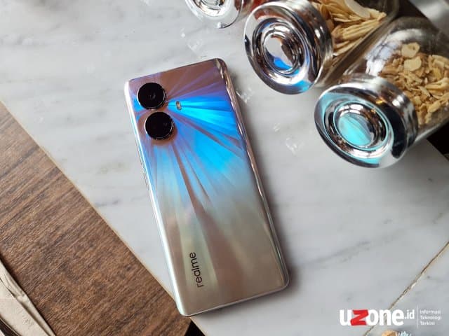 Plus Minus Realme 10 Pro+, Ngandelin 'Layar Melengkung' Doang? Plus Minus Realme 10 Pro+, Ngandelin 'Layar Melengkung' Doang?