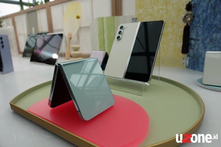 Samsung Galaxy Z Flip5 dan Z Fold5 Resmi Dirilis, Paling Murah Rp15,9 Juta Samsung Galaxy Z Flip5 dan Z Fold5 Resmi Dirilis, Paling Murah Rp15,9 Juta