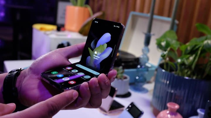 5 Alasan Samsung Galaxy Z Flip4 5G Cocok Buat Gen-Z yang Suka Ngonten 5 Alasan Samsung Galaxy Z Flip4 5G Cocok Buat Gen-Z yang Suka Ngonten