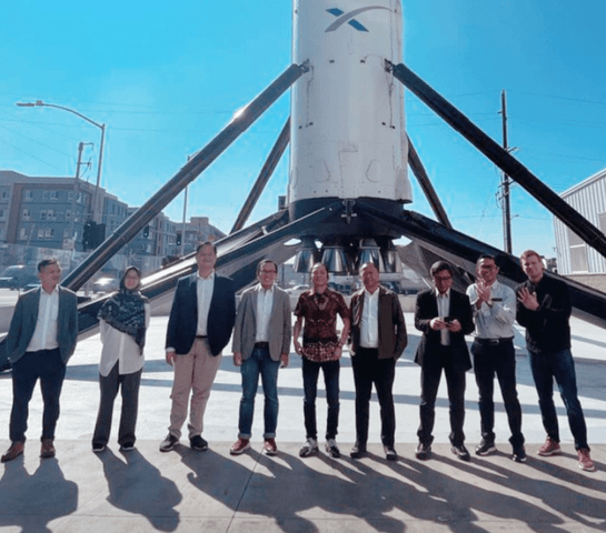 Direktur Milenial Telkom Main ke SpaceX! Direktur Milenial Telkom Main ke SpaceX!