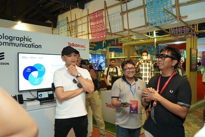 Telkomsel Pamer AR, VR, Robot dan Cloud Gaming ke Delegasi KTT G20 Telkomsel Pamer AR, VR, Robot dan Cloud Gaming ke Delegasi KTT G20