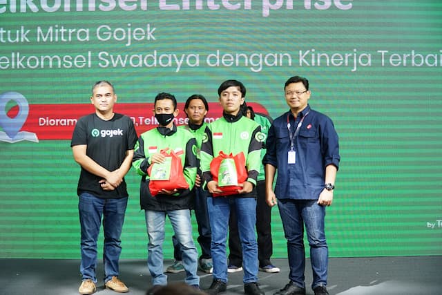 Langganan Paket Swadaya Telkomsel, Ratusan Gojek Dapat Sembako