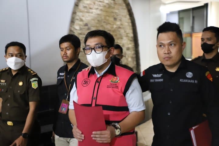 Kejagung Tahan 1 Tersangka Baru di Kasus Korupsi BTS 4G BAKTI Kominfo Kejagung Tahan 1 Tersangka Baru di Kasus Korupsi BTS 4G BAKTI Kominfo