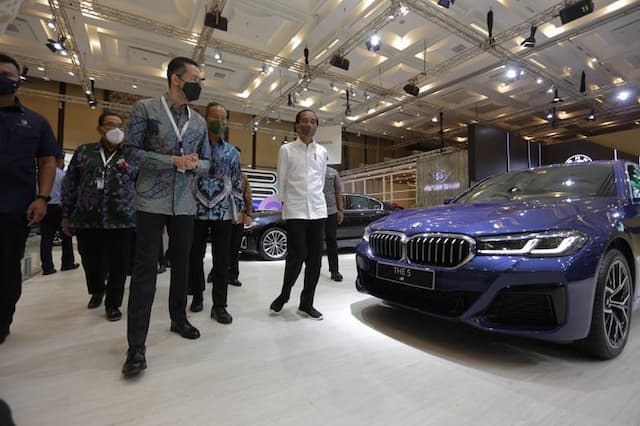 Jokowi Tengok Mobil BMW Rakitan Indonesia di GIIAS 2021