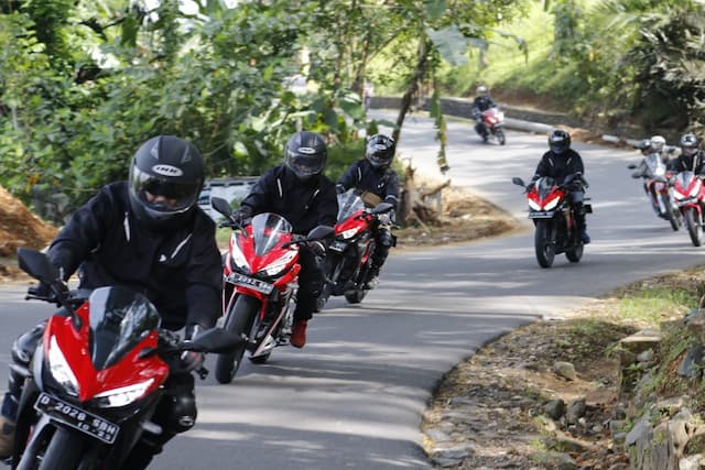 Ngegas Honda PCX dan CBR150R Menuju Honda Bikers Day Pangandaran
