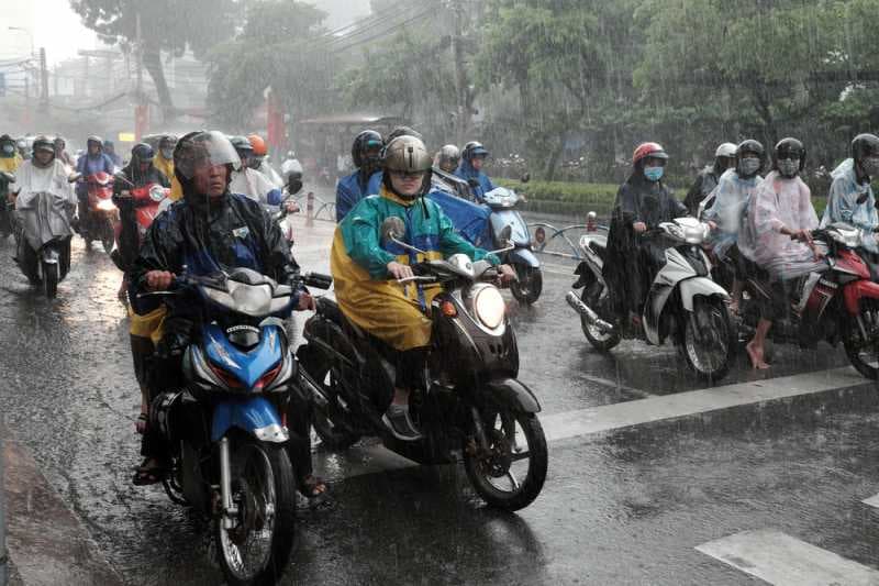 Cara Aman Naik Motor saat Hujan