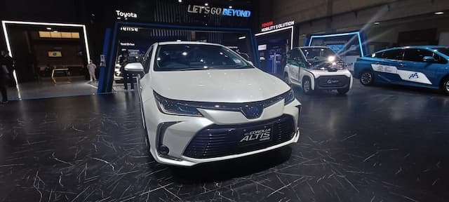 Jakarta Auto Week 2022: Toyota Hadirkan Corolla Altis Hybrid