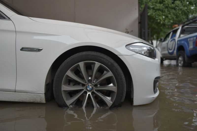 Tips Kalau Mobil Terpaksa Menerjang Banjir