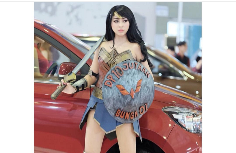 Makasar Dikejutkan Kemunculan Wonder Woman, Jualan Mobil DP 10 Jutaan!