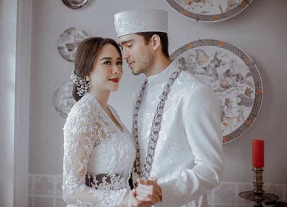 Yuk, Kita Lihat Foto Pernikahan Aura Kasih dan Eryck Amaral