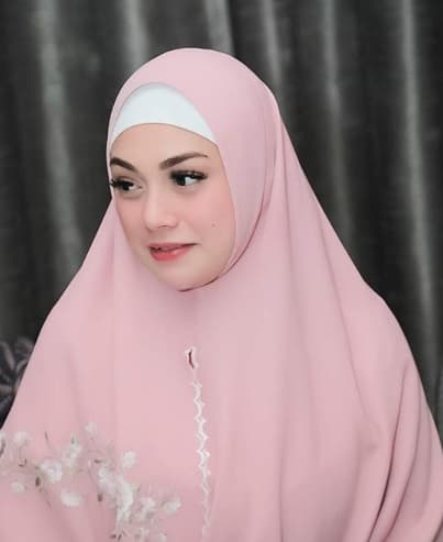 Pakai Hijab Syar'i, Celine Evangelista Dipuji Netizen