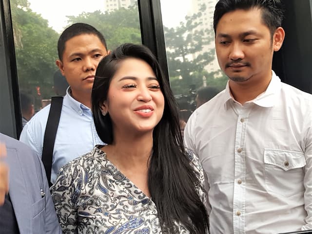 FOTO: Status Tersangka, Dewi Perssik Datang ke Polda Metro